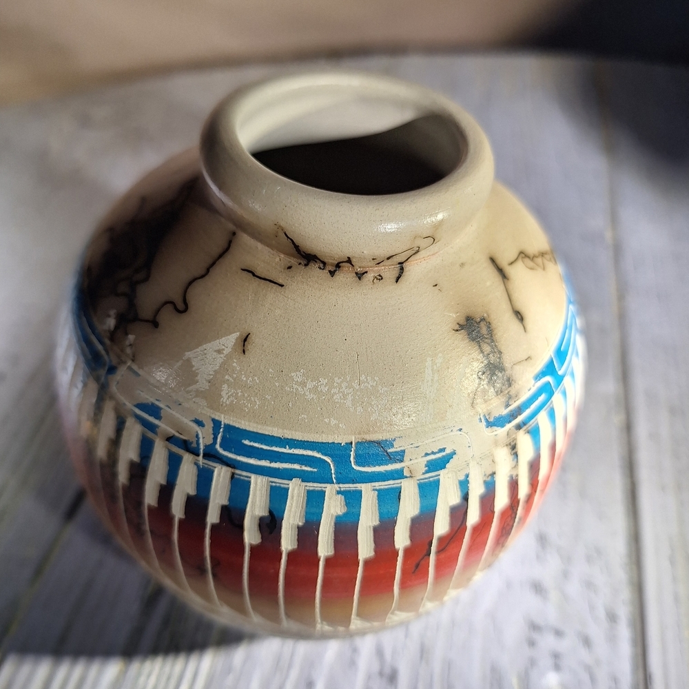 Native American Navajo Horsehair Signed Etched Pottery Vase Blue/Red/White - Picture 3 of 12
